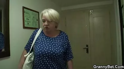 Sexy blonde bekommt unordentlich mit und Witze gratis frauenporno
