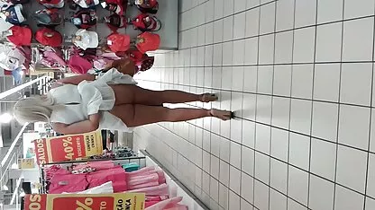 Izya Besuche kostenlose sexspielfilme ein Nachbar