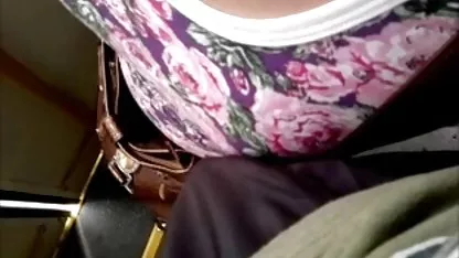Sexy hot chick kniet sich und führt deutschsprachige sexfilme
