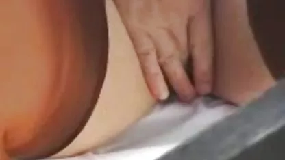 Sarah masturbiert und fickt geile filme gratis vor der Kamera